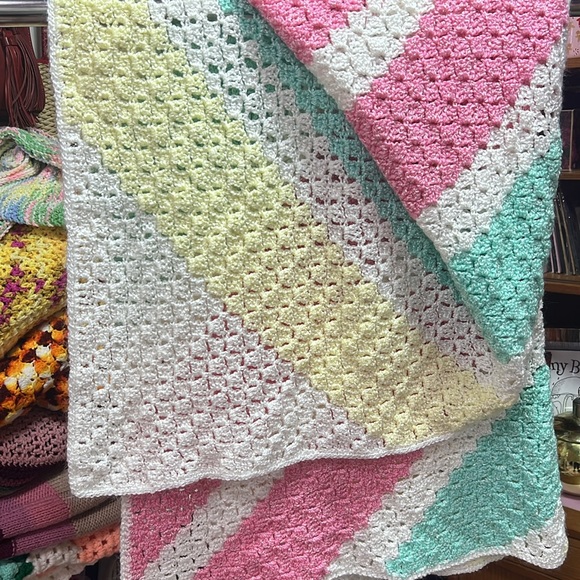 Hand Knit Silky Soft Throw Blanket 42x47 - Picture 6 of 13